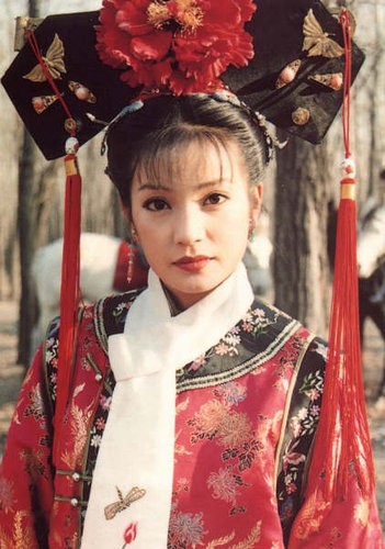 Trong tạo hình công chúa nhà Thanh, Triệu Vy vô cùng xinh đẹp và đáng yêu. Vẻ đẹp làm lu mờ cả Lâm Tâm Như, Phạm Băng Băng. (Ảnh: ngoisao) Xem thêm: Ngắm Sao nam "mặt hoa da phấn"