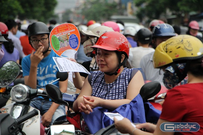 Nhiều bậc phụ huynh lo lắng chờ đợi ngoài cổng trường Trung học phổ thông Thái Phiên (Ảnh: Lã Tiến)