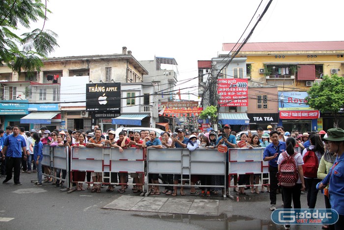 Phụ huynh mong ngóng con em mình rời phòng thi (Ảnh: Lã Tiến)