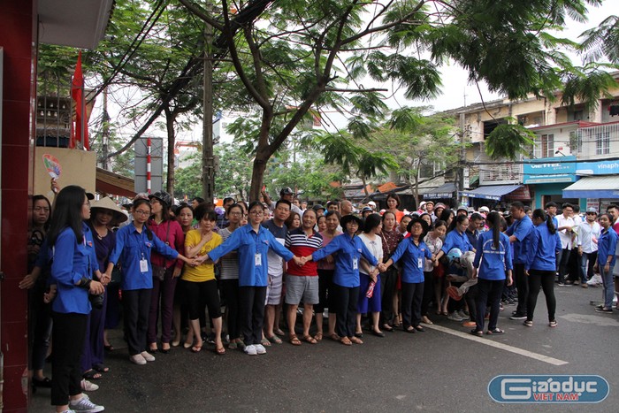 Lực lượng tình nguyện viên tổ chức phân luồng bảo đảm thí sinh ra về an toàn, tránh ùn tắc (Ảnh: Lã Tiến)