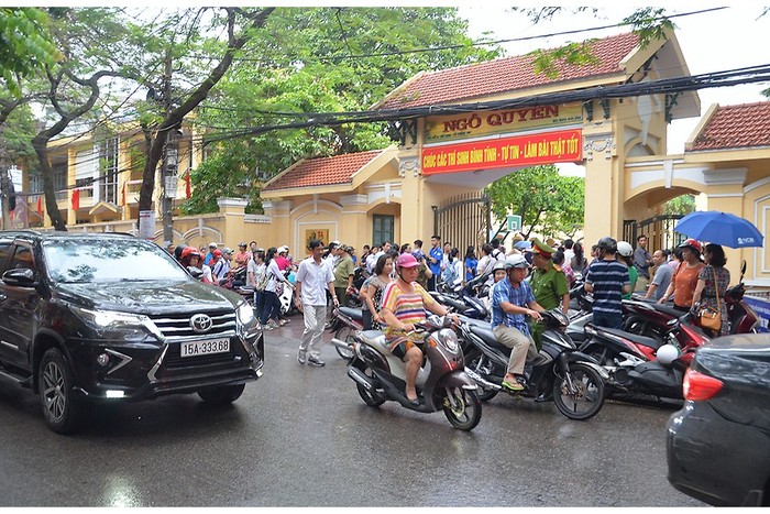 Ngay từ sáng sớm, nhiều phụ huynh đã đưa con tới điểm thi Trường Trung học phổ thông Ngô Quyền (Ảnh: Lã Tiến)