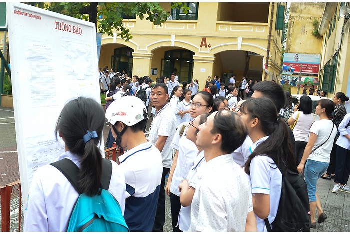 Nhiều thí sinh xem lại phòng thi, số báo danh trước khi bước vào phòng thi (Ảnh: Lã Tiến)