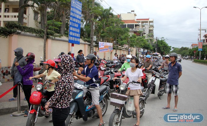 Phụ huynh chờ đón con em ra về sau môn thị Toán tại trường Trung học phổ thông Hồng Bàng.