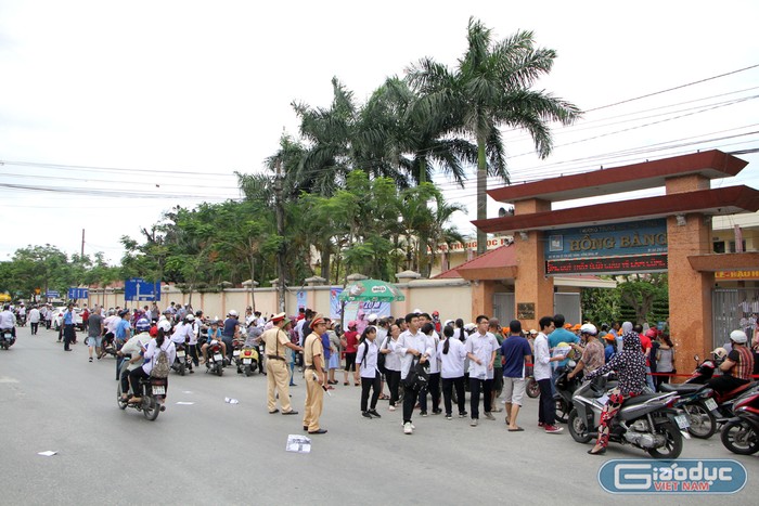 Cùng với đó, lực lượng Cảnh sát giao thông thường xuyên túc điều tiết giao thông.