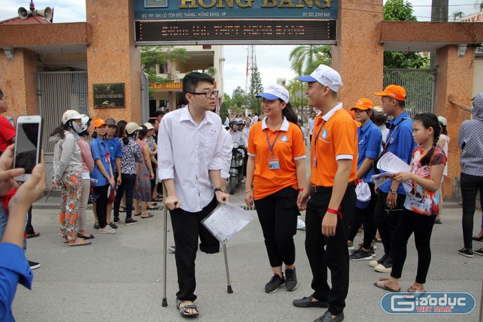 Đội ngũ tình nguyện viên Trường Đại học Hải Phòng nhiệt tình tư vấn cho các thí sinh.