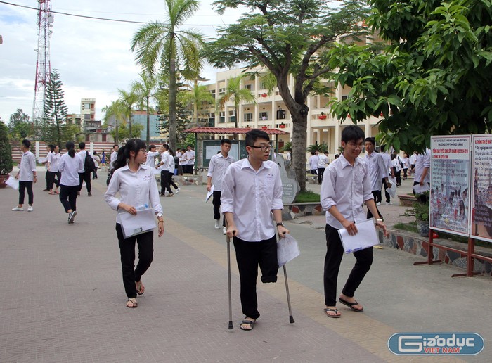 Nam sinh Phạm Đình Đức chống nạng đến dự thi Trung học phổ thông Quốc gia (Ảnh: Lã Tiến)