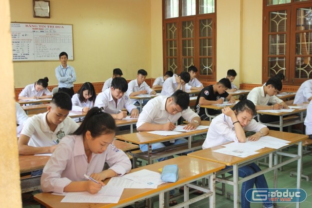 Thí sinh làm bài thi môn Ngữ văn tại hội đồng thi Trường Trung học phổ thông An Dương.