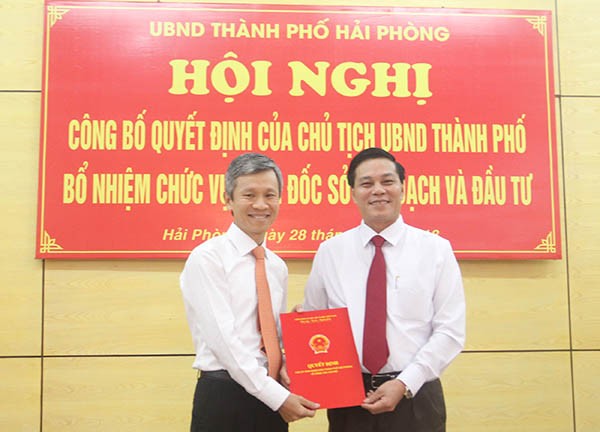 Ông Nguyễn Văn Tùng, Chủ tịch Ủy ban nhân dân thành phố Hải Phòng trao quyết định bổ nhiệm Giám đốc sở Kế hoạch đầu tư.