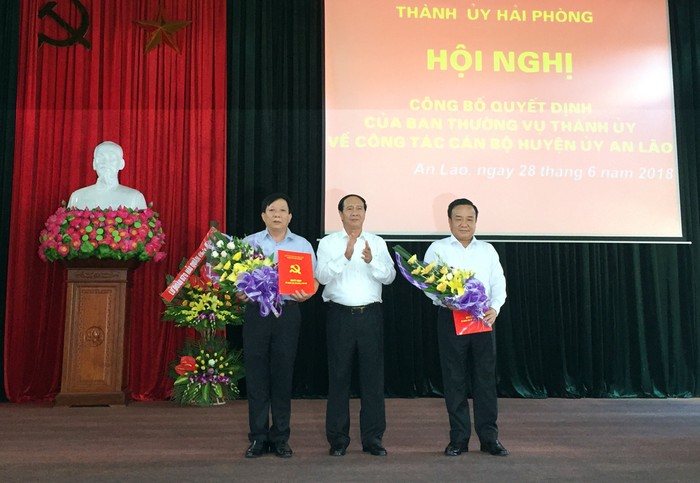 Ông Lê Văn Thành, Bí thư Thành ủy Hải Phòng trao quyết định cho các ông Nguyễn Đức Thọ, Vũ Duy Tùng.