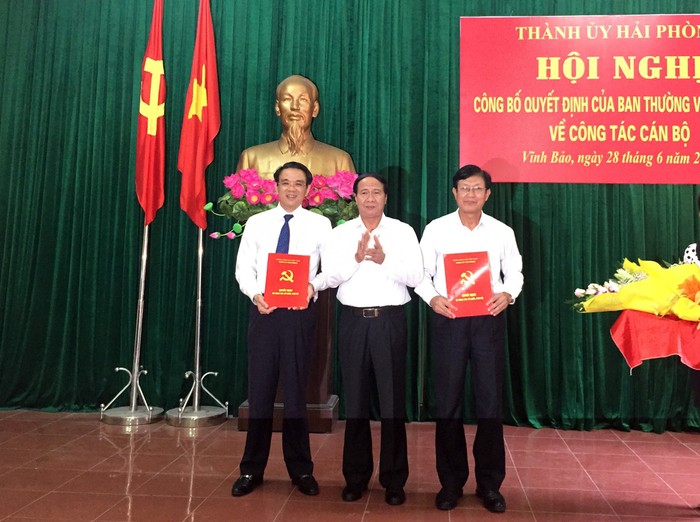 Ông Lê Văn Thành, Bí thư Thành ủy Hải Phòng trao Quyết định cho các ông Phạm Quốc Ka, Nguyễn Văn Quyn.