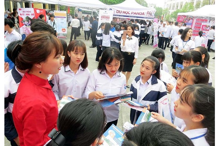 Giáo viên, sinh viên Trường cao đẳng du lịch Hải Phòng tư vấn tuyển sinh học nghề tại huyện Thủy Nguyên (Hải Phòng). Ảnh: Phương Nam