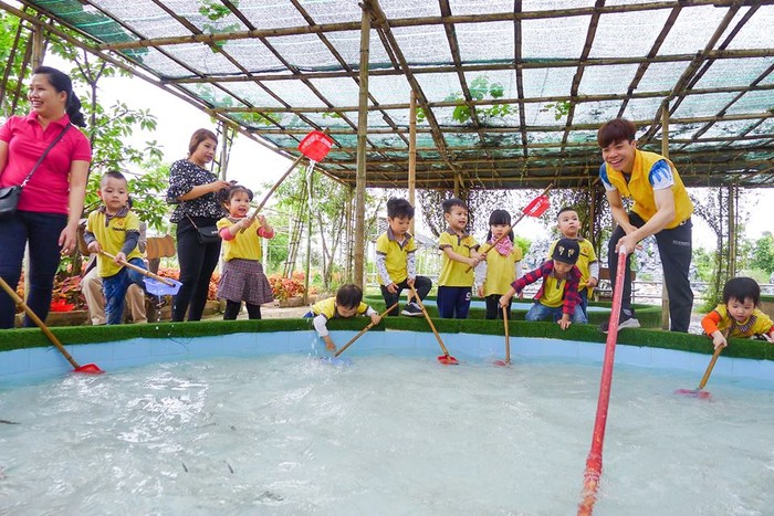 Trẻ tham gia “Câu lạc bộ trải nghiệm vào lớp 1” của Trường tiểu học Hai Bà Trưng. (Ảnh: Lã Tiến)