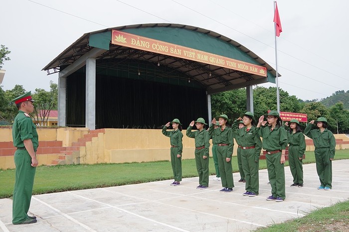 Học sinh được học điều lệnh đội ngũ tay không (Ảnh: CTV)