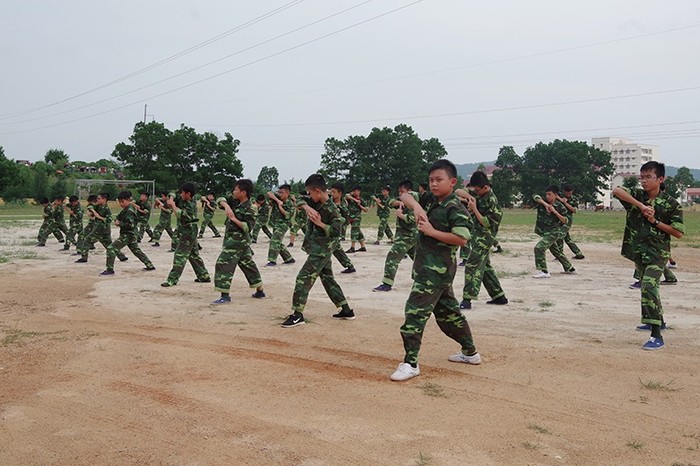 Các &quot;chiến sĩ&quot; nhí được học 16 thế võ thể dục trong quân đội (Ảnh: CTV)