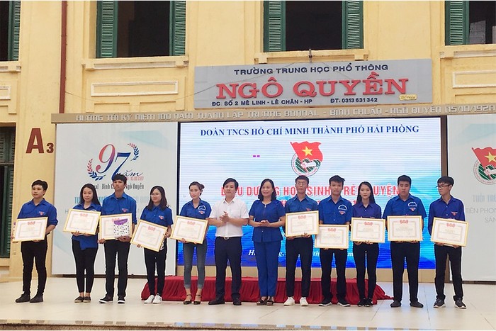 Thành đoàn Hải Phòng biểu dương 33 học sinh 3 tốt năm học 2017-2018 (Ảnh: Lã Tiến)