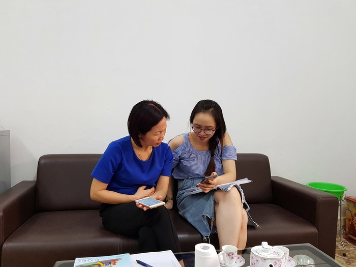 Cô giáo Nguyễn Thị Thu Thảo (bên phải) tư vấn các mẫu đồ dùng học tập cho các nhà trường (Ảnh: Lã Tiến)