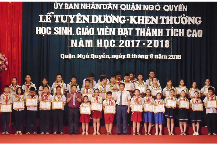 Lãnh đạo Sở Giáo dục – Đào tạo Hải Phòng và quận Ngô Quyền khen thưởng các học sinh đạt giải học sinh giỏi môn năng khiếu (Ảnh: CTV)