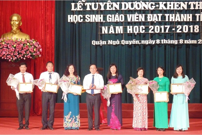 Lãnh đạo quận Ngô Quyền khen thưởng 7 trường có thành tích cao trong công tác bồi dưỡng học sinh giỏi (Ảnh: CTV)