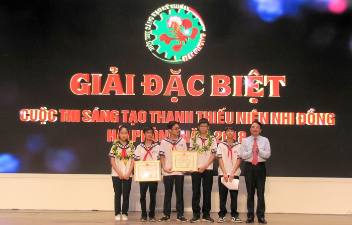 Ông Lê Khắc Nam, Phó Chủ tịch Ủy ban nhân dân thành phố Hải Phòng trao giải Đặc biệt tặng nhóm tác giả Trường Trung học cơ sở Chu Văn An (Ngô Quyền). (Ảnh: CTV)