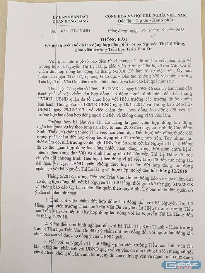 Ủy ban nhân dân quận Hồng Bàng ngay lập tức vào cuộc, yêu cầu Hiệu trưởng Trường Tiểu học Trần Văn Ơn tiếp tục ký hợp đồng với cô Hằng. (Ảnh: Lã Tiến)