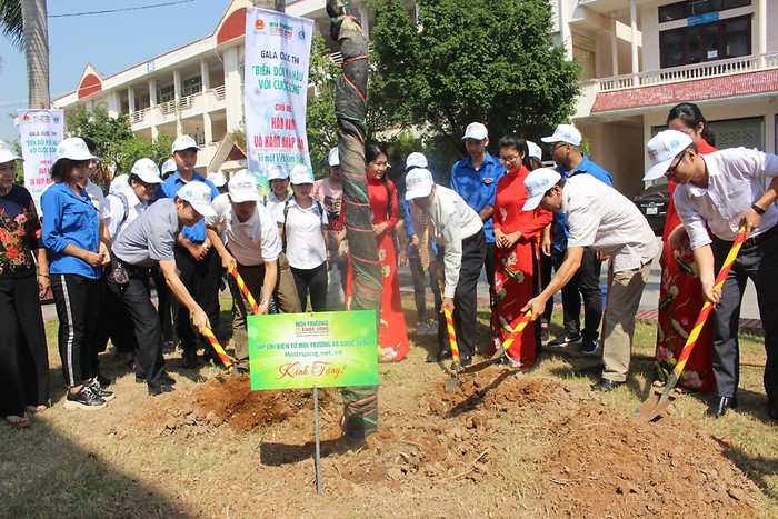 Các đại biểu tham gia trồng cây hưởng ứng Cuộc thi “Biến đổi khí hậu với Cuộc sống” tại trường Đại học Hải Phòng. (Ảnh: CTV)