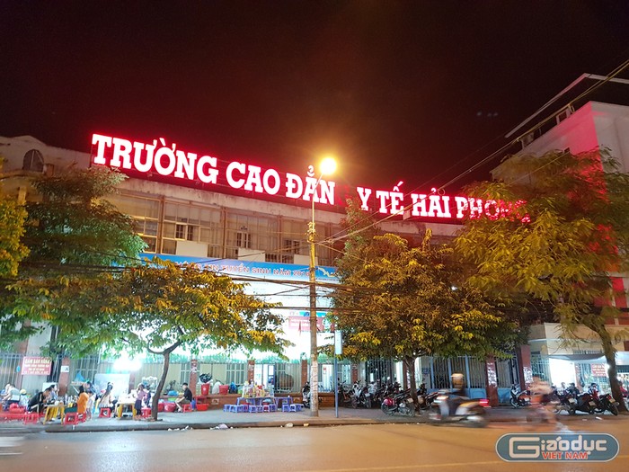 Nhiều sinh viên học liên thông ngành Điều dưỡng tại Trường Cao đẳng Y tế Hải Phòng bị tạm dừng việc học (Ảnh: Lã Tiến)