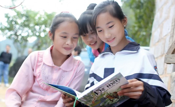 Sư cô Thích Nữ Quảng Phát đã kết nối văn hóa đọc đến với người dân, nhất là các em học sinh địa phương (Ảnh: CTV)