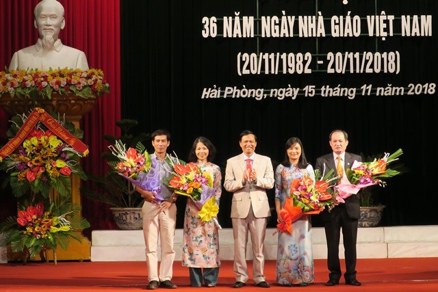 Ông Nguyễn Xuân Trường, Giám đốc Sở Giáo dục và Đào tạo Hải Phòng trao bằng khen của Bộ Giáo dục và Đào đạo tặng các tập thể có lĩnh vực dẫn đầu toàn quốc. (Ảnh: CTV)