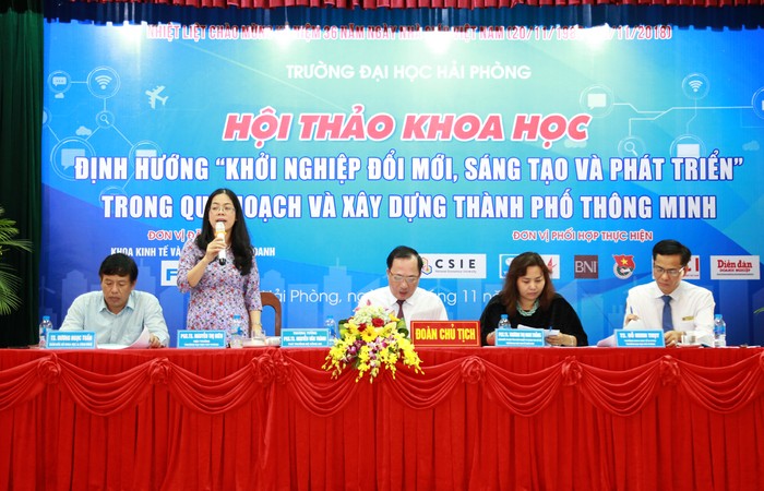 Hội thảo bàn về vấn đề khởi nghiệp đổi mới, sáng tạo và phát triển trong quy hoạch và xây dựng thành phố thông minh. (Ảnh: Lã Tiến)