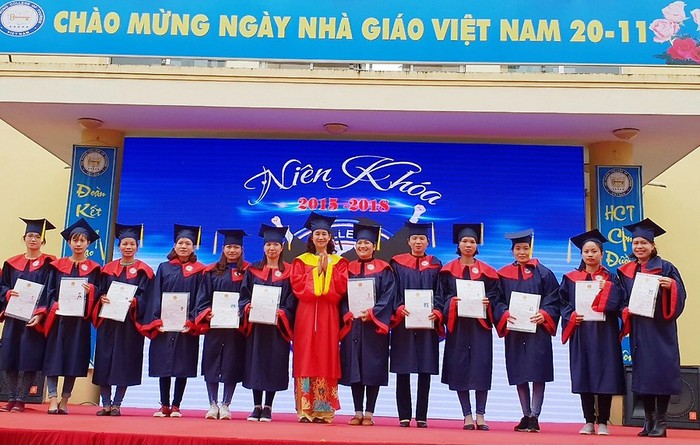 Ban giám hiệu Trường cao đẳng Du lịch Hải Phòng trao bằng tốt nghiệp tặng sinh viên niên khóa 2015-2018. (Ảnh: CTV)