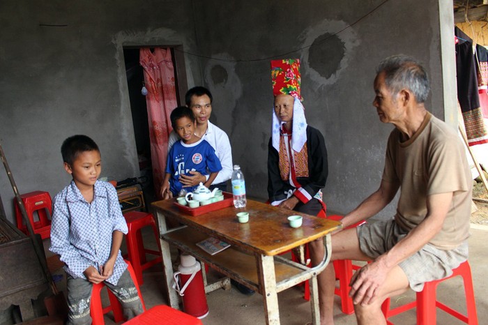 Ngoài giờ học, thầy Minh còn thường xuyên tới động viên, giúp đỡ các em học sinh có hoàn cảnh khó khăn.(Ảnh: CTV)