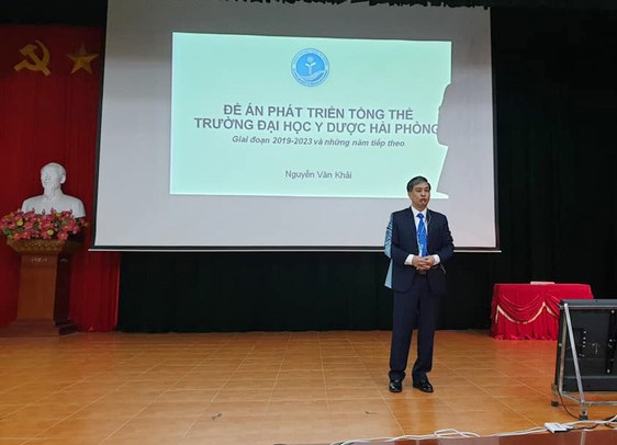 Phó giáo sư, Tiến sĩ Nguyễn Văn Khải trình bày đề án phát triển Trường Đại học Y Dược Hải Phòng trước Hội đồng thi tuyển (Ảnh: CTV)