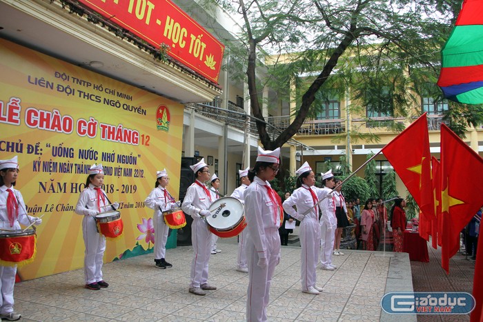 Lễ chào cờ điểm chủ đề &quot;Uống nước nhớ nguồn&quot; của Trường Trung học cơ sở Ngô Quyền (Ảnh: Lã Tiến)