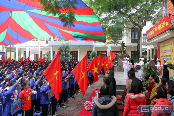 Lễ chào cờ là một trong những hoạt động chào mừng kỷ niệm 74 năm Ngày thành lập quân đội nhân dân Việt Nam (Ảnh: Lã Tiến)