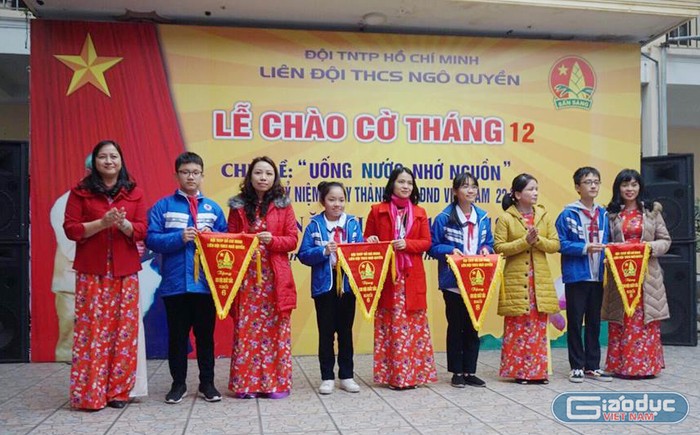 Lãnh đạo nhà trường trao cờ thi đua xuất sắc tặng 4 tập thể có thành tích dẫn đầu khối học (Ảnh: Lã Tiến)