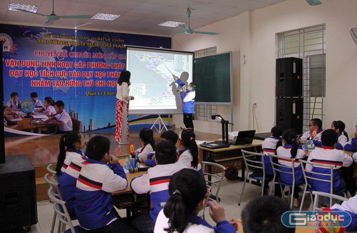 Học sinh hào hứng, tích cực chủ động tìm hiểu kiến thức, thể hiện năng lực của bản thân (Ảnh: Lã Tiến)