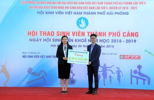 Hội sinh viên thành phố Hải Phòng trao tặng học bổng &quot;Tiếp sức đến trường&quot; (Ảnh: Lã Tiến)