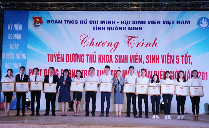 Các sinh viên 5 tốt được tuyên dương (Ảnh: CTV)