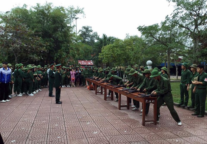 Học sinh Trường Trung học phổ thông An Lão (Hải Phòng) thực hành tháo lắp súng (Ảnh: Lã Tiến)