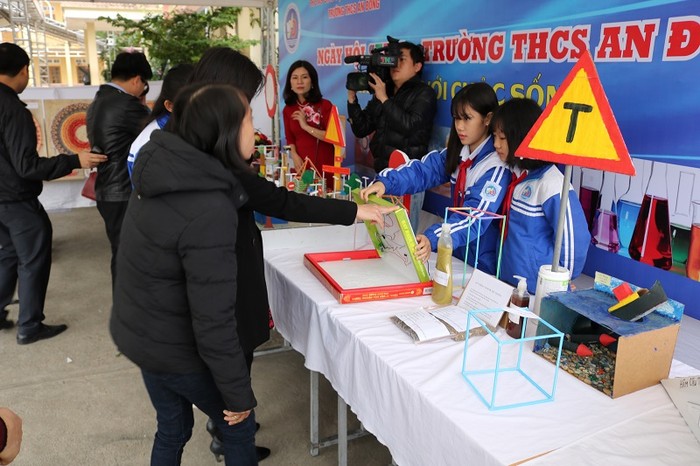 Các đại biểu tham quan những gian hàng do học sinh Trường Trung học cơ sở An Đồng sáng tạo (Ảnh: CTV)