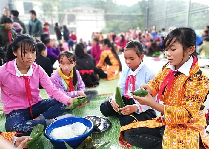 Các em học sinh vùng cao thi gói bánh (Ảnh: CTV)