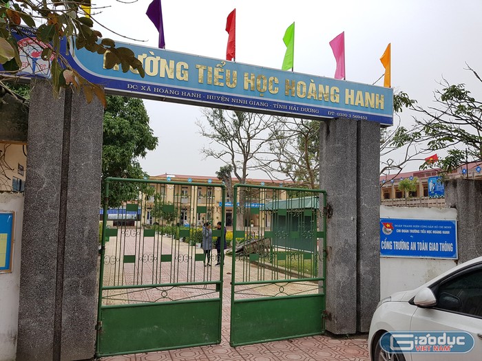 Phụ huynh bức xúc vì phải nộp tiền để nhà trường trả lương giáo viên hợp đồng (Ảnh: Lã Tiến)