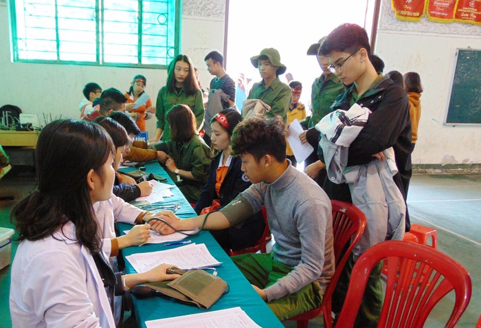 Sinh viên đăng ký hiến máu tình nguyện trong ngày hội Chủ nhật Đỏ (Ảnh: CTV)