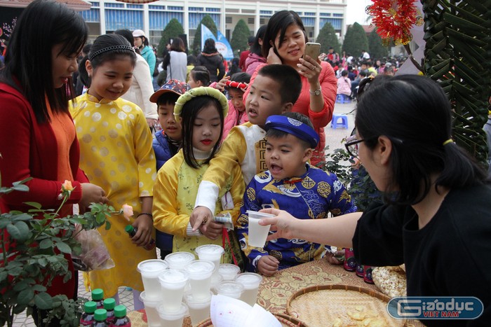 Các em học sinh tham quan, mua sắm tại các gian hàng Tết trong nhà trường (Ảnh: Lã Tiến)