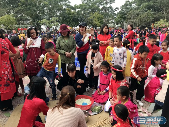 Học sinh trường Tiểu học Đông Hải 2 thi gói bánh chưng tặng các bạn học sinh có hoàn cảnh khó khăn (Ảnh: Lã Tiến)