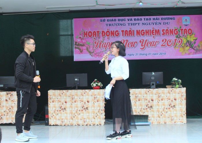 Học sinh Trường Trung học phổ thông Nguyễn Du tự tin giao tiếp tiếng Anh trên sân khấu (Ảnh: CTV)