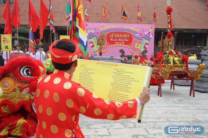 Ông Phạm Văn Tuyên, thành viên Ban tổ chức lễ hội tấu trình Chúc văn khai bút. (Ảnh: Lã Tiến)