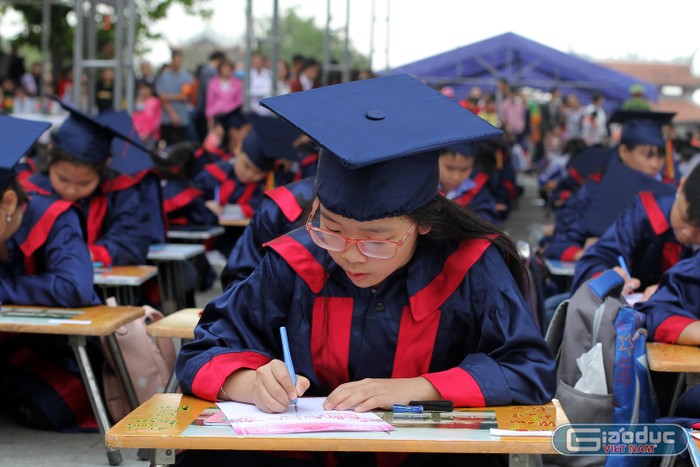 Học sinh Trường Tiểu học Đinh Tiên Hoàng khai bút bày tỏ ước mơ về thành phố Hải Phòng trong tương lai (Ảnh: Lã Tiến)