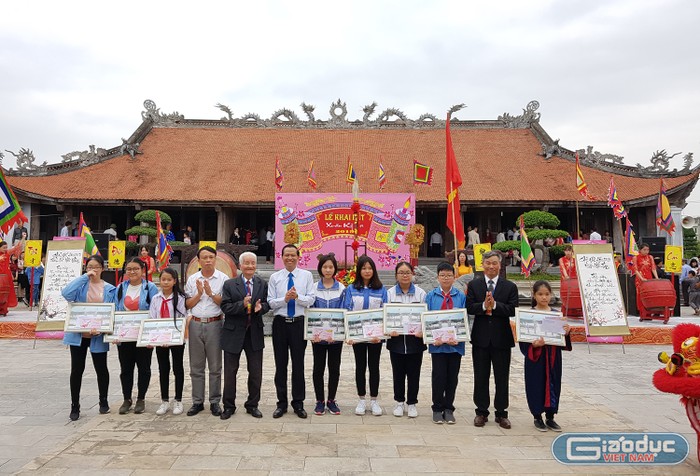 Ban tổ chức trao giải học những học sinh có bài viết đạt giải trong lễ khai bút năm 2018 (Ảnh: Lã Tiến)