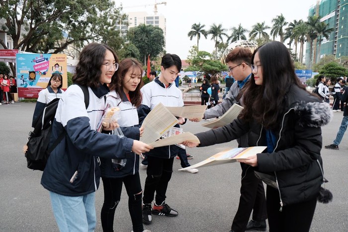 Các thí sinh và người nhà được cung cấp thông tin về tuyển sinh cao đẳng, đại học năm 2019 (Ảnh: CTV)